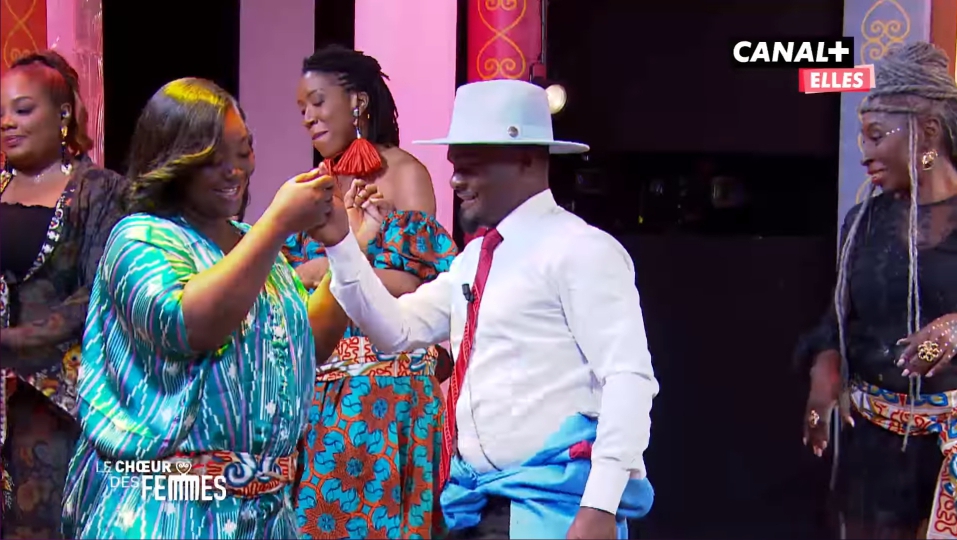 Manitou, l’humoriste gabonais donne un cours d’Ikoku dans l’émission Le Chœur des Femmes (sur Canal + Elles)